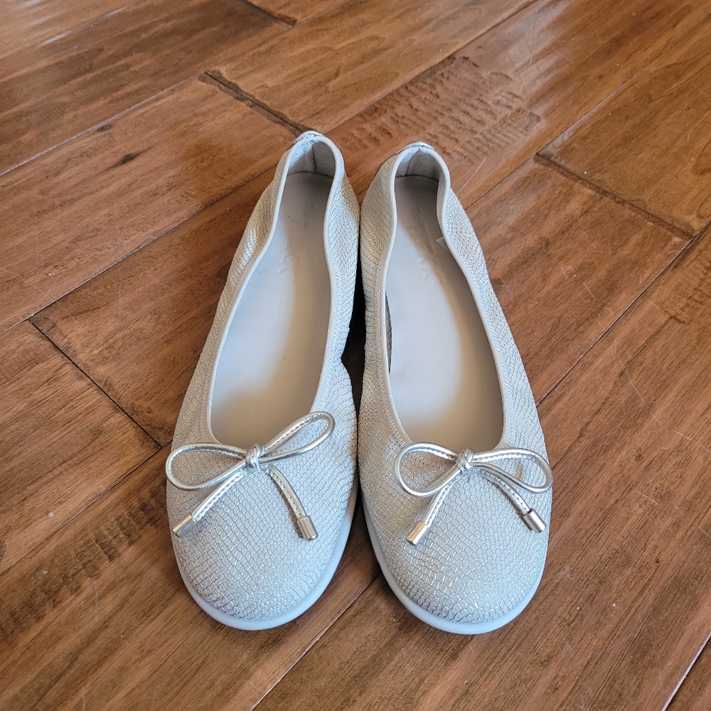 The Flexx Women's Beige With Gold Undertones Sz 9.5